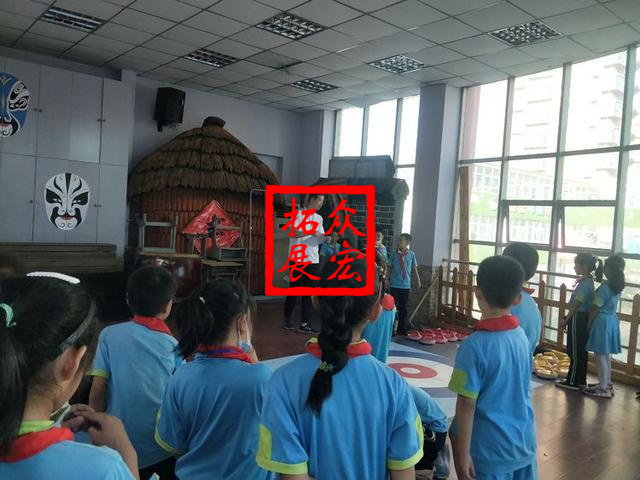 小学生旱地冰壶体验运动