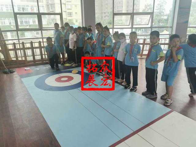 小学生旱地冰壶体验运动