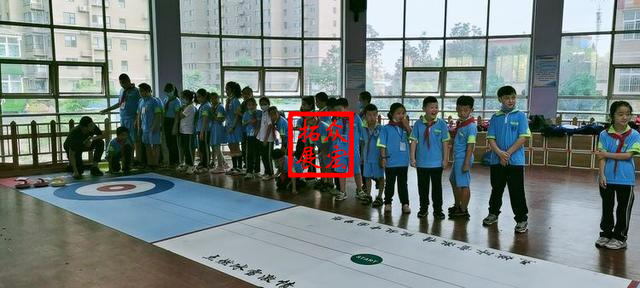小学生旱地冰壶体验运动