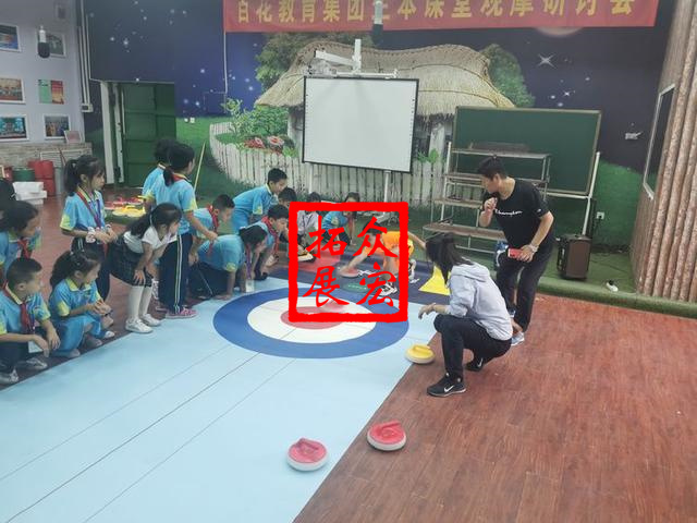 小学生旱地冰壶体验运动
