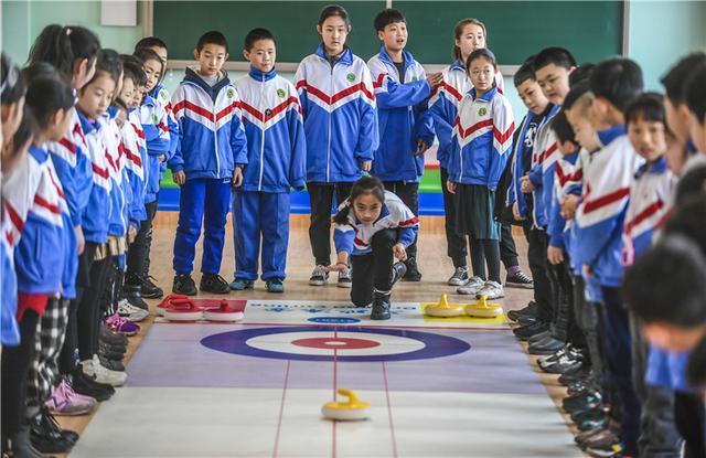 冰雪进校园——小学生参加冰壶体验活动