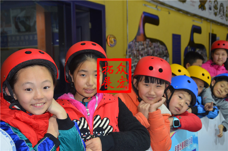 冰壶体验欢乐多 童心飞扬迎冬奥——怀柔六小学生参加冰壶体验活动